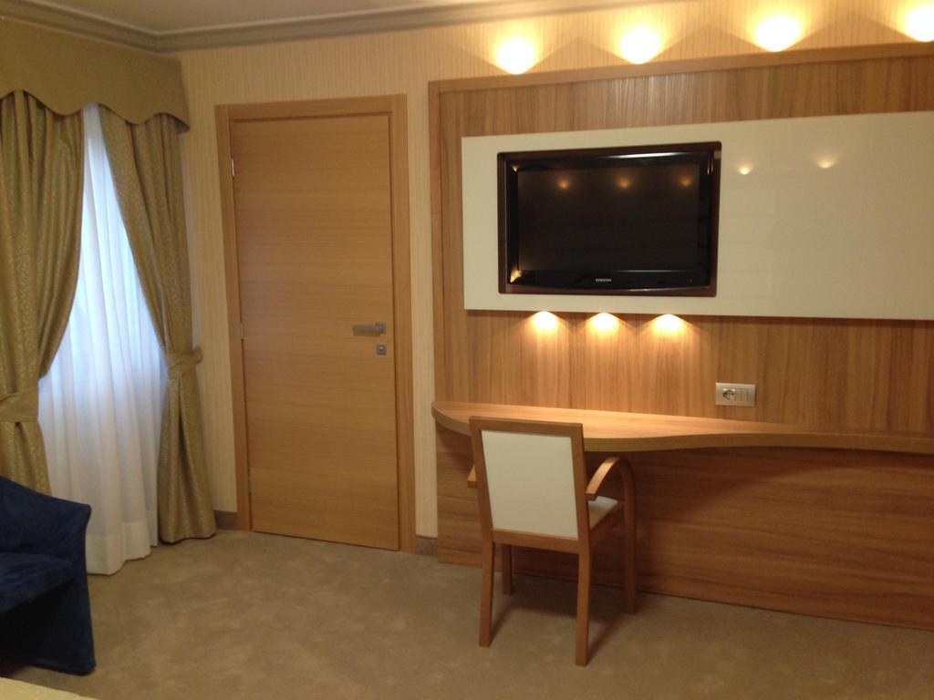 Hotel Vela D'Oro Dependence Бардолино Стая снимка