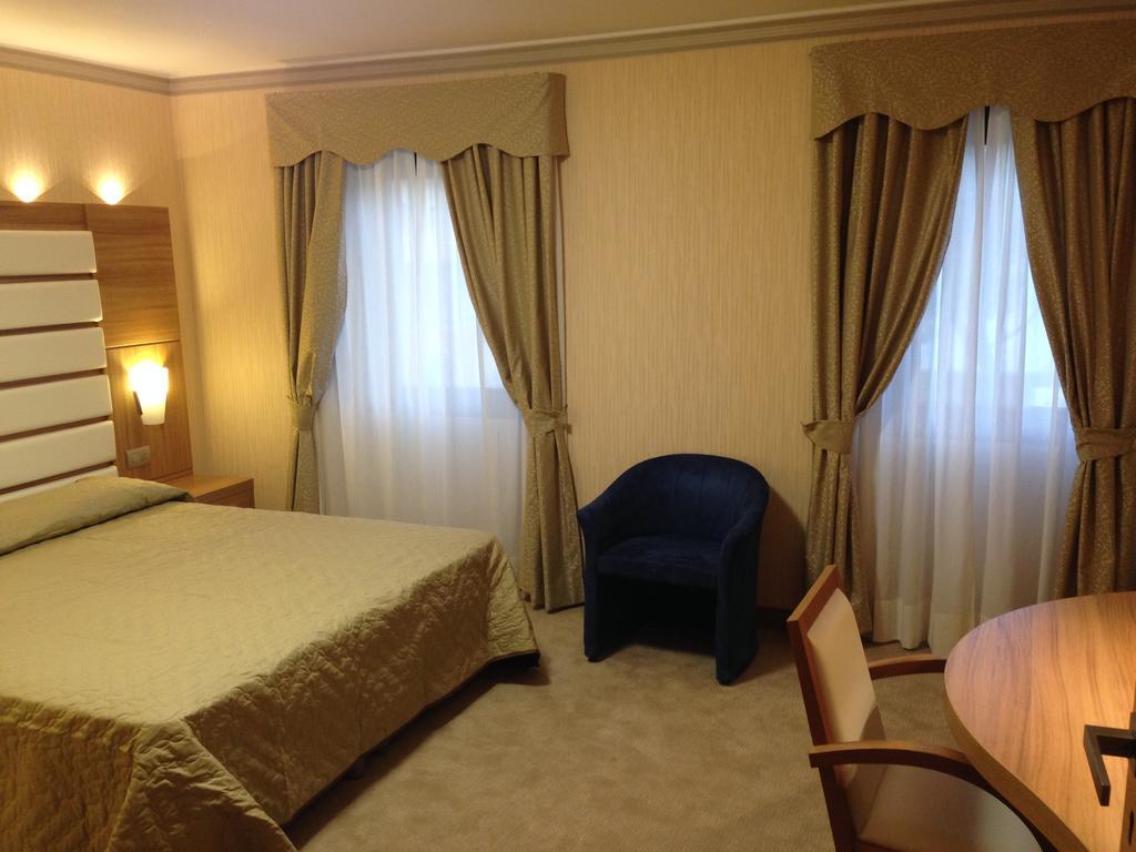 Hotel Vela D'Oro Dependence Бардолино Стая снимка